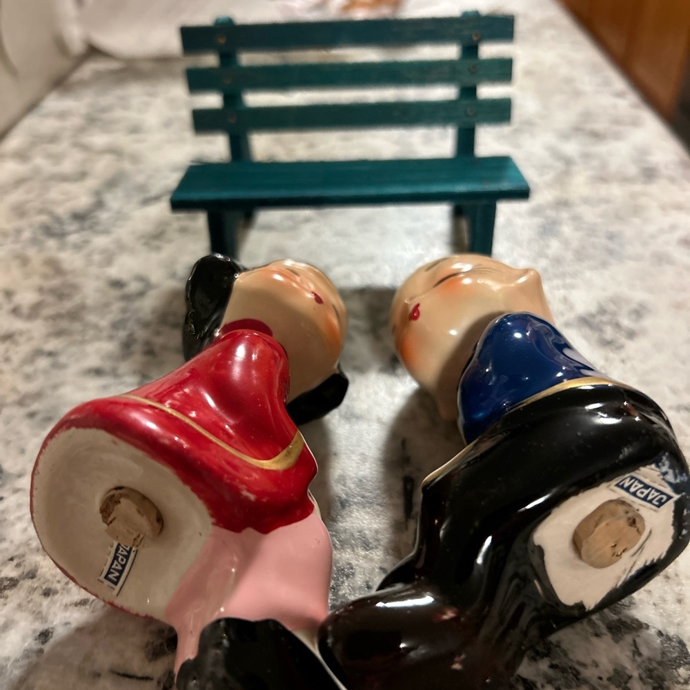 Vintage Japanese couple on bench salt n pepper shakers - Picture 3 of 5